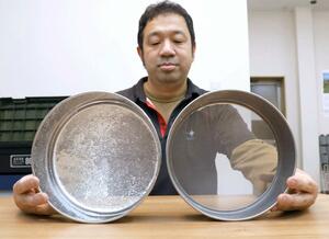 広一化学工業の廣田誠悟さんが考案した目詰まりしにくい粉ふるい(右)。左の従来品に比べ、小麦粉が付着しにくい=燕市小関