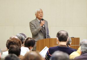 加茂病院の方針について説明する崇徳会の富所隆理事=2月18日、加茂市幸町2