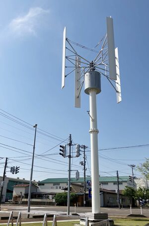 シーキューブが設置した垂直軸小型風車の実証機=燕市
