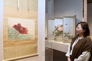 花にまつわる作品が並ぶ小林古径記念美術館のコレクション展=上越市本城町