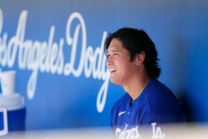 ジャイアンツ戦の5回途中で降板し、ベンチで笑顔を見せるドジャース・大谷=グレンデール(共同)