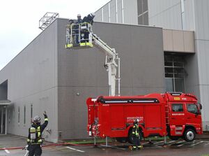 庁舎内に取り残された職員の救助活動などを行った消防訓練=南魚沼市六日町