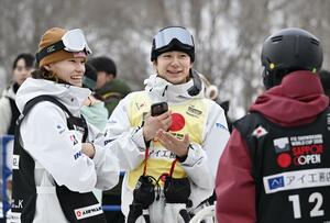 男子ハーフパイプの予選を終え、笑顔で他の選手を迎える戸塚優斗（中央）と山田琉聖＝札幌市ばんけい
