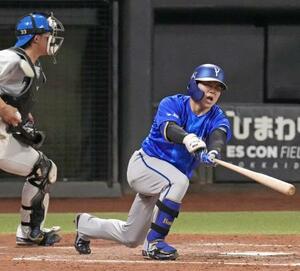 5回DeNA1死二、三塁、小田が空振り三振に倒れる=エスコンフィールド