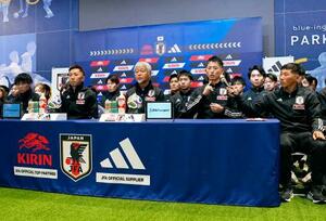 東京デフリンピックのサッカー男女日本代表の壮行会で、抱負を語るGK松元卓巳主将(前列右から2人目)=6日、東京都内