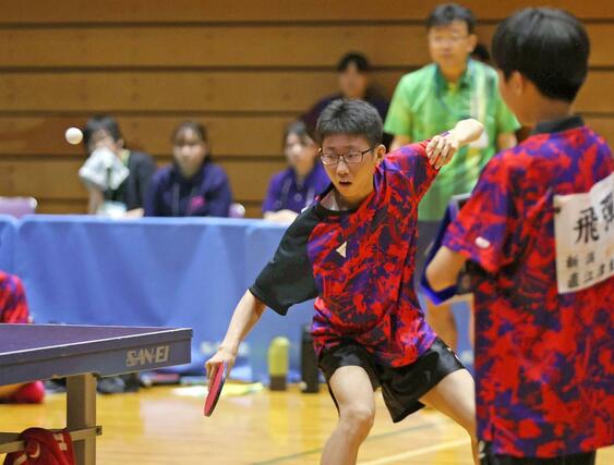 男子団体で優勝した直江津東の新保晴琉。最終戦までもつれる団体戦で勝利し、優勝を決めた＝７月１２日、小千谷市総合体育館