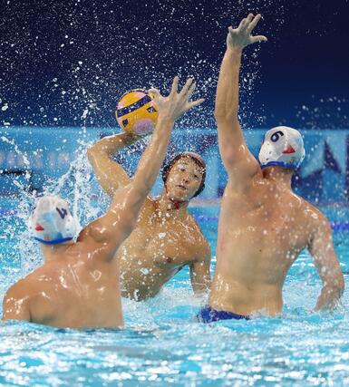 水球男子予選　日本－セルビア　第４ピリオド　稲場悠介（ブルボンＫＺ）がシュートを決め１５－１５