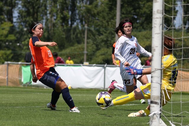 FW山本結菜がパスをトラップ、落ち着いてゴールへ流し込んで2-0