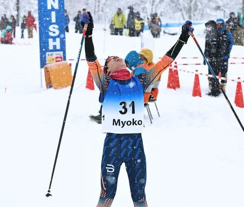 男子リレー 優勝して喜ぶ十日町吉田のアンカー野上陽翔=妙高市