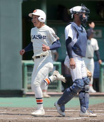 新潟産大付－開志学園　３回裏開志学園２死一、二塁　武藤楓芽の適時打で生還する二走大野佑（左）＝三条市パール金属スタジアム