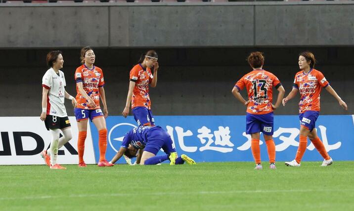 新潟Ｌ－三菱重工浦和　前半追加タイムに３点目を喫し、悔しがる新潟Ｌの選手ら＝デンカビッグスワン（写真映像部・立川悠平）