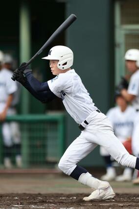 六日町－開志学園　５回六日町１死三塁、岡﨑來の内野ゴロが敵失を誘い１－３＝三条パール金属スタジアム