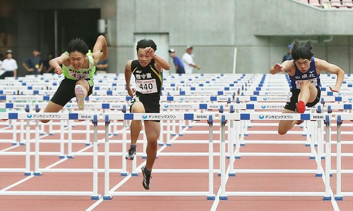 男子110メートル障害の表彰台を独占した県勢。左から優勝した登石愛輝(RizeAC)、3位の渡邉大生(巻東)、2位の井上凌汰(白根北)=デンカビッグスワン