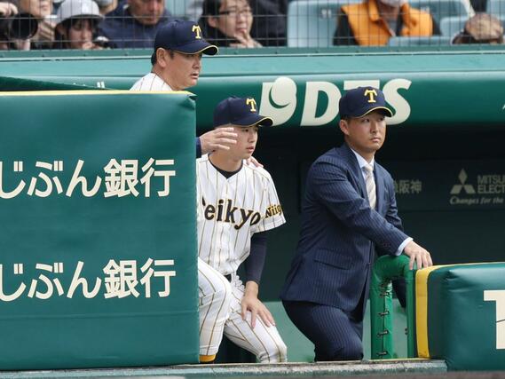 １回、守備のタイムを取り、伝令に指示を出す帝京長岡の芝草宇宙監督＝２３日、阪神甲子園球場