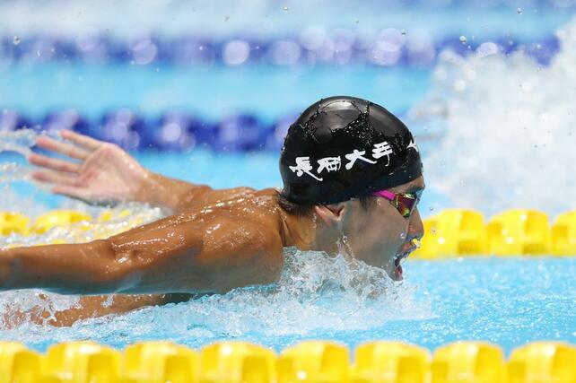 全国高校総体　競泳男子４００メートル個人メドレー決勝　準優勝の根岸歩夢（長岡大手）のバタフライ＝８月２０日、佐賀市のＳＡＧＡアクア