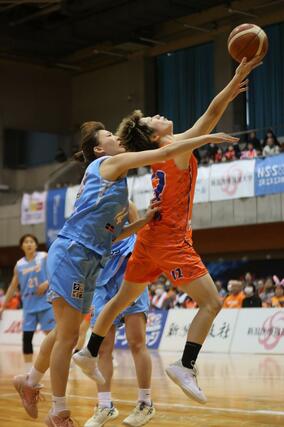 第４クオーター、シュートを狙う金沢みどり＝８日、白根カルチャーセンター