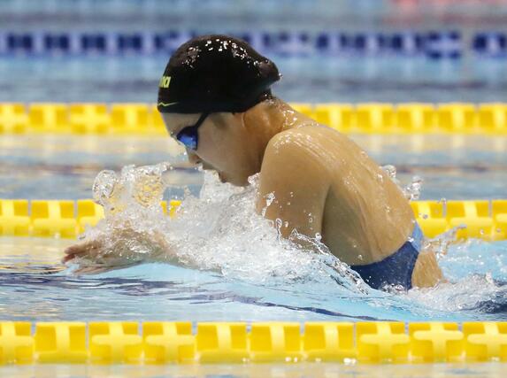 女子200メートル平泳ぎ 優勝した小山風香(柏崎翔洋中教校)=ダイエープロビスフェニックスプール