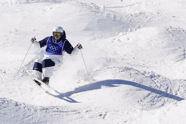 男子デュアルモーグル決勝 バランスを崩す堀島行真=リビーニョ(共同)
