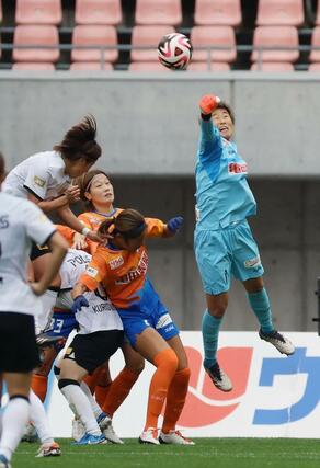 後半、ゴールを守る新潟のGK平尾ら=デンカビッグスワン