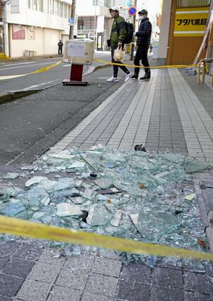 強い地震があった青森県八戸市で、道路に散乱するガラス片＝９日午後０時２５分