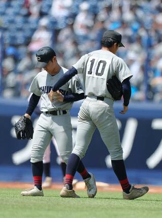 中越－新潟産大付　中越先発の石山愛輝（右）が遠藤快斗の救援を仰ぐ＝エコスタ