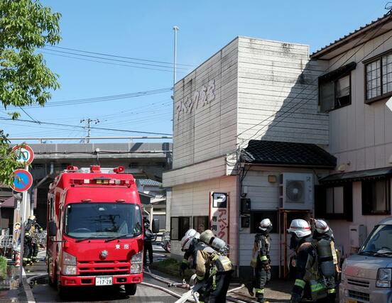 飲食店を焼いた火災現場＝１０日午前９時前、新潟市中央区日の出１