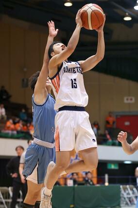 男子決勝リーグ　北越－新潟工　第４クオーター、北越の新田見天翔がシュートを決め７８－７５＝新潟市体育館