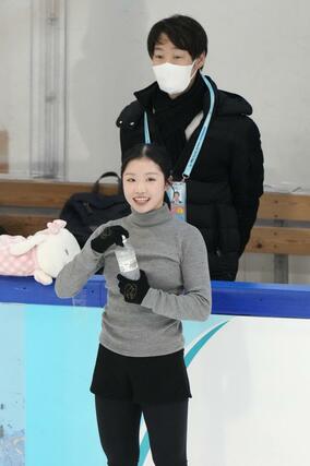 公式練習に臨む中井亜美。奥は中庭健介コーチ＝北京（共同）