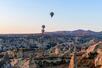 　トルコ中部カッパドキアの空に浮かぶ気球＝１７日（共同）