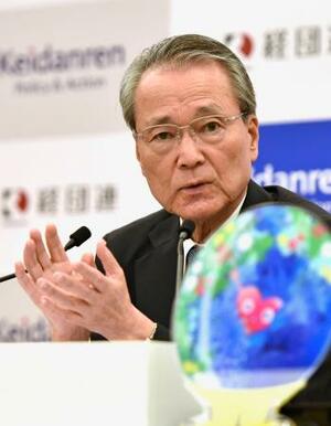 記者会見する経団連の筒井義信会長=24日午後、東京都千代田区