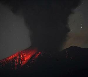 　噴火した桜島＝１６日午前０時５８分、鹿児島県垂水市牛根麓から（無人定点カメラで撮影）