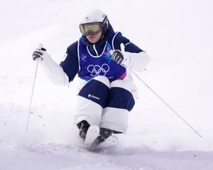 　男子モーグル予選　コブを攻める堀島行真＝リビーニョ（共同）