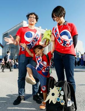 おそろいの自作Tシャツを着て両親と万博を楽しむ山城樹季君(中央)=9日、大阪市此花区の夢洲