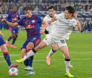 　ライプチヒ戦で競り合うボルシアＭＧの町野（右）＝メンヘングラッドバッハ（共同）