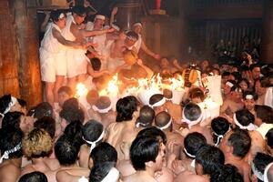 体をぶつけ合う男たちの熱気に包まれた裸押し合い大祭＝７日夜、南魚沼市浦佐