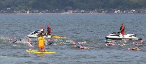 佐渡オープンウォータースイミングで、力強い泳ぎを見せる選手たち=佐渡市