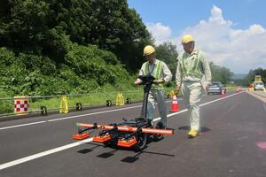 測定装置「PaveScan」による検査。県内での使用は初めてという=7月、上越市