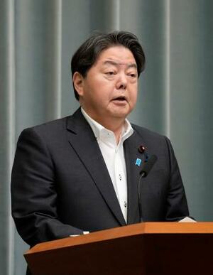 記者会見する林官房長官=13日午前、首相官邸