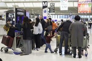 　ゴールデンウイークが始まり、混雑する成田空港の国際線出発ロビー付近＝２５日午前