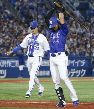 4回、2死満塁のピンチで中日・土田(右)を空振り三振に仕留めたDeNA・入江=横浜