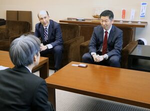 新潟市への進出を報告したサーバーワークスの大石良社長(右)=県庁