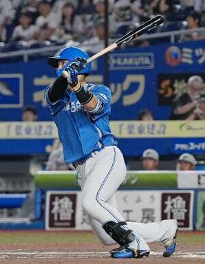 2回日本ハム1死、郡司が左越えに先制ソロを放つ=ZOZOマリン