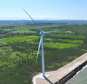 ９月稼働予定の「能代船沢発電所」と同型で、秋田県内で稼働中の風力発電所