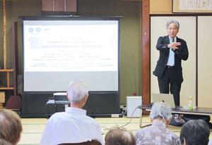 認知症の予防や治療について出前講座で語る中島孝・新潟病院認知症疾患医療センター長=柏崎市新道