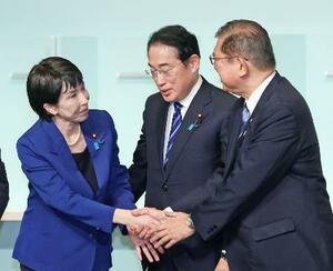 2024年9月、自民党総裁選後に開かれた両院議員総会で握手する(左から)高市早苗氏、岸田首相、石破新総裁=東京・永田町の党本部