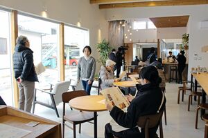 プレオープンした複合施設「まちトープ」=2月6日、燕市宮町