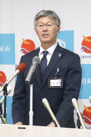 記者会見する柏崎市の桜井雅浩市長=3月4日、柏崎市役所
