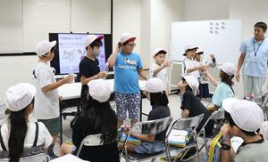新潟浄化センターで下水道の仕組みを学んだ大形小の児童=新潟市東区
