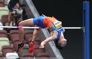 男子走り高跳び決勝 2メートル20をクリアした長谷川直人=東京・国立競技場