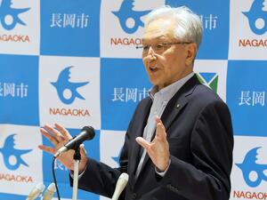 記者の質問に答える長岡市の磯田達伸市長=25日、長岡市大手通2